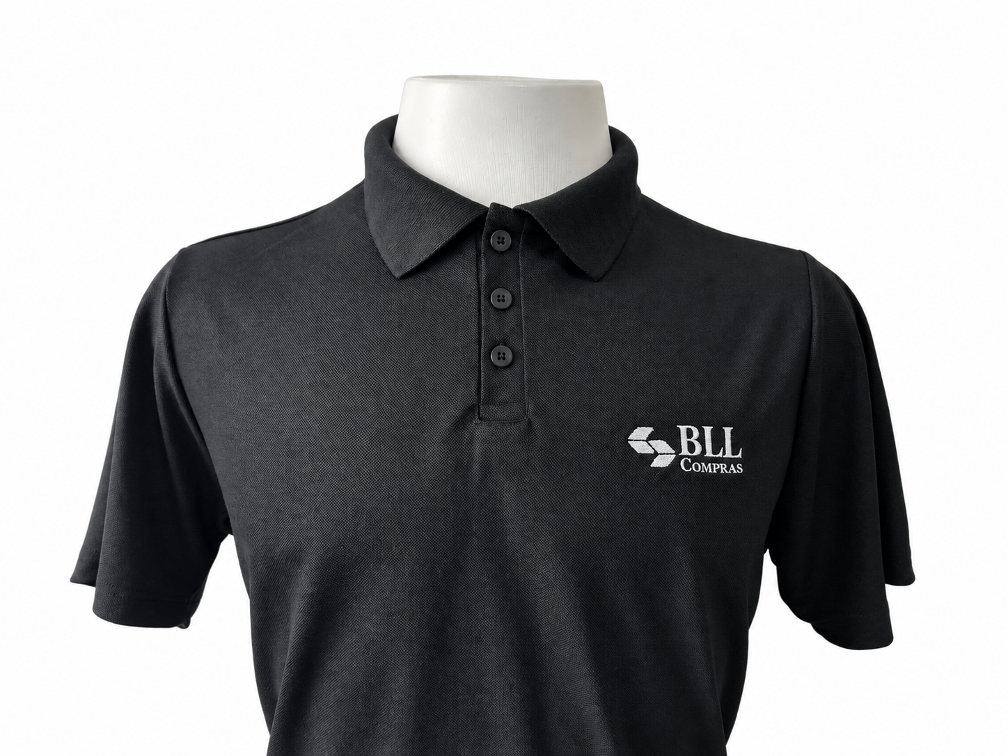 Detalhe do bordado e acabamento da camisa polo BLL Compras